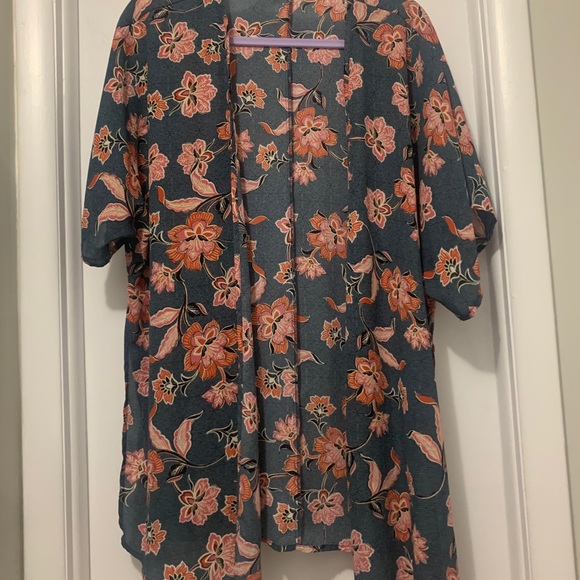 SOLD Floral print kimono - Picture 2 of 3